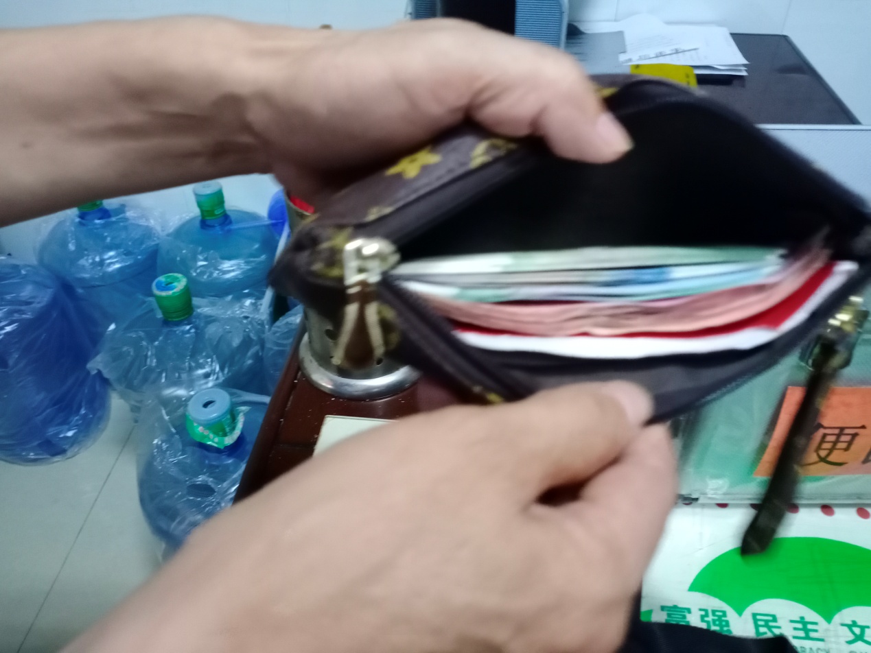 红龙扑克万华汽车站陈金凤拾金不昧