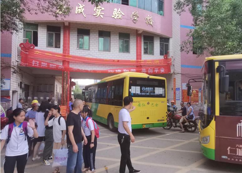 红龙扑克安仁分公司开通众成实验学校初中部“校园直通车”
