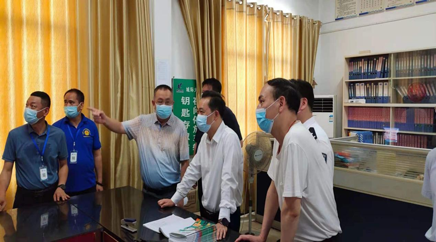 吴巨培一行莅临城际大巴站检查指导工作